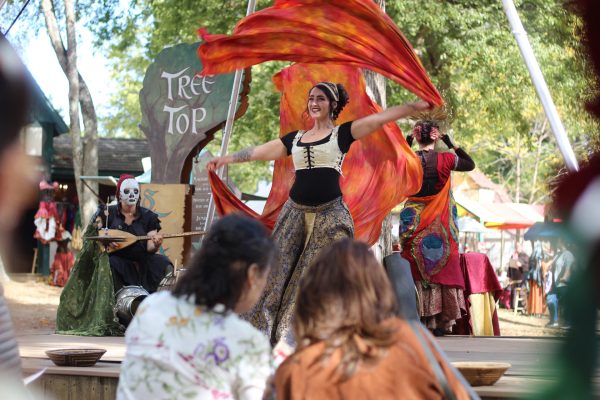 Festival staff dazzles crowd with 16th century arts and entertainment 